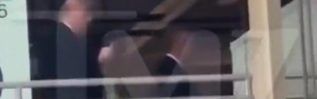 Trump näitas teda sõimanud tehasetöötajale keskmist sõrme