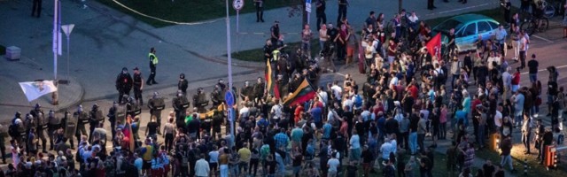 VIDEO ja FOTOD | Vägivald Vilniuses: vaktsineerimisvastased märatsesid tänaval, rünnati ajakirjanikke, üks politseinik sai vigastada