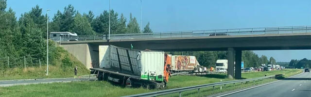 Helsingi suunal on maanteel avarii, liiklus seisab