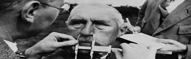 Inimesed riigi kaitsva tiiva all