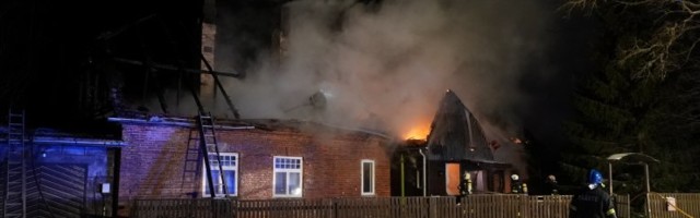 FOTOD Viljandimaal põles suur elumaja, püsti jäid vaid seinad