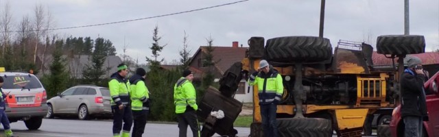 Reporter: Pärnu-Lihula maanteel paiskus liiklusõnnetuses ümber traktor
