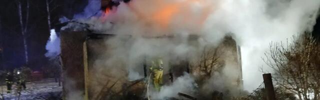 Siniküla elumaja hävis tulekahjus – rusudest leiti hukkunud naisterahvas.