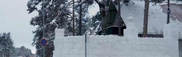 ÕL VIDEO | Nõmmel koduhoovi võimsa lumekindluse ehitanud mees: selle valmimisele on kulunud 150–200 töötundi