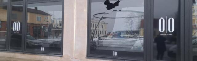 PILDID: Võru ööklubi ÖÖ aknad visati sisse