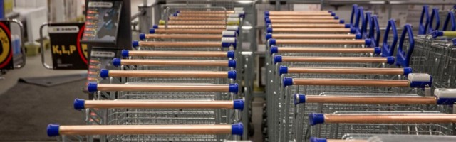 K-rauta kleepis viiruse leviku piiramiseks ostukärud- ja korvid vaskkattega üle