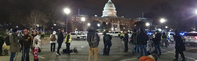 DELFI WASHINGTONIS | Veriseks muutunud protest Washingtonis sumbus liikumispiirangusse