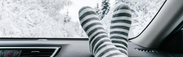 Kas võin sõidu ajal asetada jalad armatuurile?