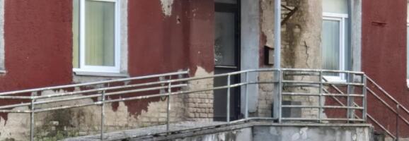 Paide linnavalitsus: endine perearstikeskuse hoone ohustab avalikku ruumi ja inimesi