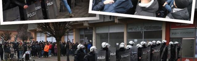 BLOKADERI OPKOLILI PROSTORIJE SNS! I u Crvenki prave HAOS - kordon policije čuva stranačku kancelariju, oni ih napadaju! (FOTO, VIDEO)