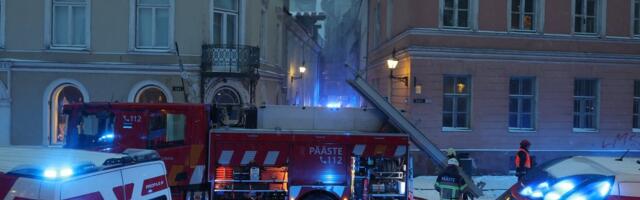 FOTOD | Tallinna vanalinnas põleb lahtise leegiga restorani katus