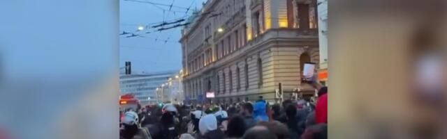 JEZIVI PRIZORI ISPRED REKTORATA! Blokaderi nadapaju policiju, skandiraju terorističkoj UČK! (VIDEO)