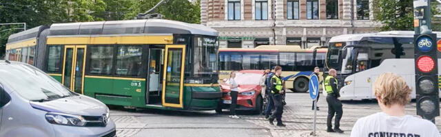 Helsingis põrkasid kokku auto ja tramm – liiklus seiskus