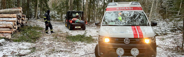 Valgamaal jäi mees metsatööd tehes jalgapidi palgi alla