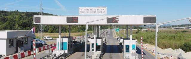 GORI AUTOMOBIL NA NAPLATNOJ RAMPI KOD STARE PAZOVE Drama na putu, vatrogasci odmah izašli na teren