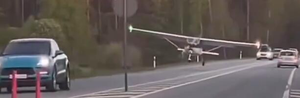 Video: Lätis ehmatas autojuhte maanteel hädamaandunud lennuk