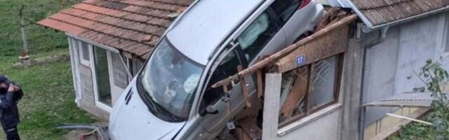 Proleteo kroz krov kuće: Bizarna nezgda kod Ćuprije (FOTO)