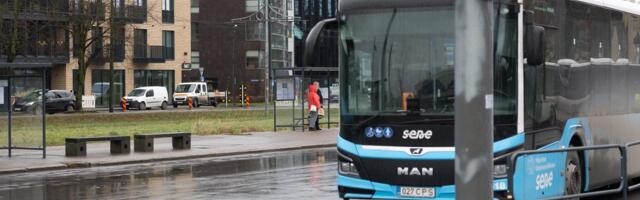 Noormees lasi bussis temaga istet vahetada soovinud vanemale naisele pipragaasi
