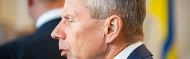 Minister Jürgen Ligi käib Riigikogu ees haukumas