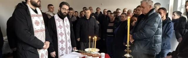 BEZ STRUJE, SA SUZAMA U OČIMA: Liturgija uz agregat u kosovskom selu Koš u koje se vratilo dvadesetak prognanih Srba