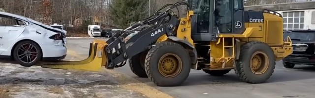 VIDEO | YouTube'i-täht ehitab maailma esimest V8-mootoriga Teslat (mis pahandab paljusid)