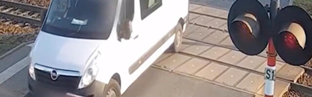 VIDEO: auto jäi raudtee tõkkepuude vahele lõksu