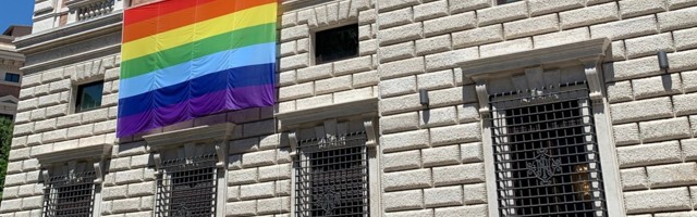 USA saatkond Vatikanis riputas välja LGBT uhkuselipu