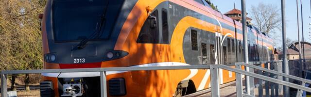 Raplamaal põrkas reisirong kokku Rail Balticul töötanud ehitusmasinaga