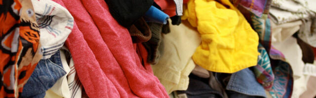 Врач: покупка поношенной верхней одежды и закрытой обуви – риск для здоровья