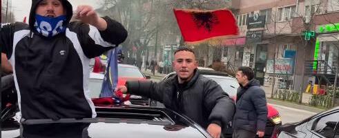 SCENE HAOSA I UŽASA NA ULICAMA PRIŠTINE: Tapkaroši prodaju karte po neverovatnim cenama, vijore se zastave Velike Albanije i rekviziti terorističke UČK!