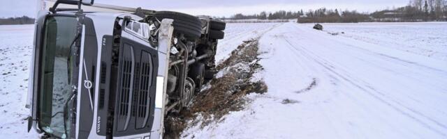 Veok ja sõidauto paiskusid kraavi