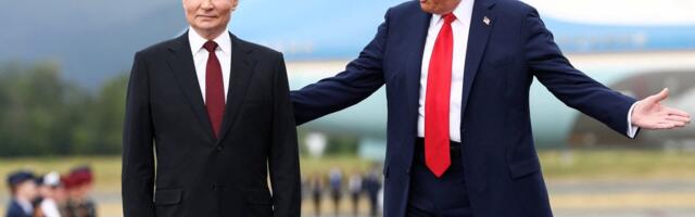 ФОТО | Красная ковровая дорожка и дружеские рукопожатия: как Путин и Трамп встретились на Аляске