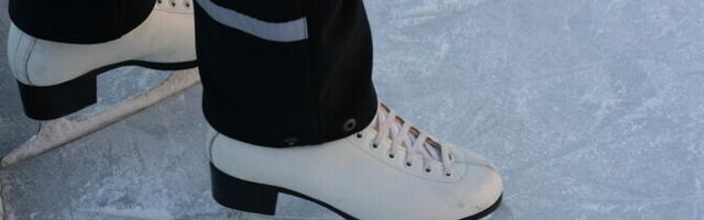 Uisutreener jagas tasuta õpetust Tartu Raekoja uisuplatsil