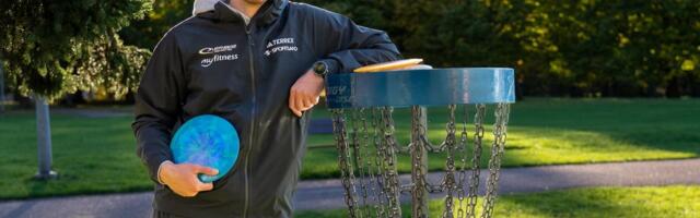 Tallinna Lauluväljakul avati 27-korviline tasuta discgolfipark 
