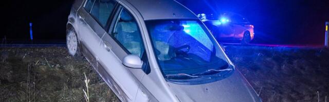 FOTOD | Joobes ja juhtimisõiguseta 21-aastane mees sõitis Viljandimaal autoga kraavi