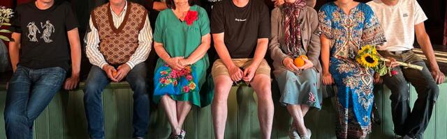 Kol­ga­kü­las esie­ten­dus la­vas­tus ini­mes­test meie kõr­valt