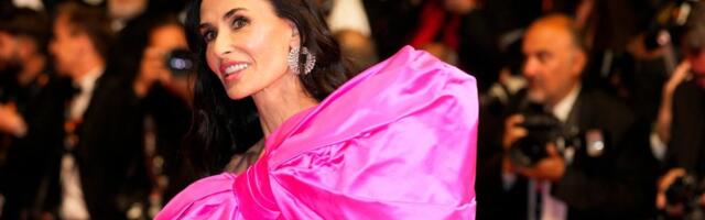 FOTO | „See näeb naeruväärne välja“ Demi Moore’i punase vaiba riietus tekitas netirahva seas furoori