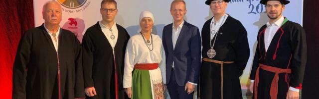 Merle Karusoo etenduses kõnelevate Ida-Viru eesti keele õpetajate jutust koorub välja nende ületöötamine, et keelekümblus ei toimi ja et vene koolides on eesti keelt kõigest kaks tundi nädalas.