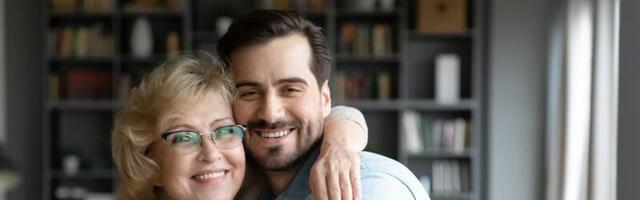 Mures naine: mu poiss-sõber jagab voodit oma emaga