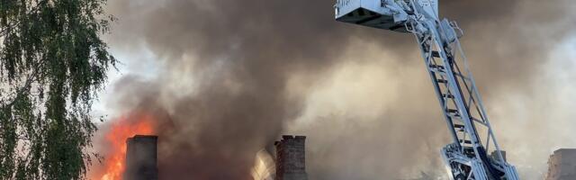 VIDEO | Tallinnas Kopli liinidel põleb mahajäetud maja