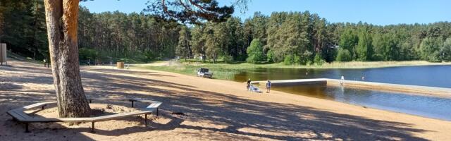 Elva vald läheb suplushooajale vastu äsjasoetatud rannaliiva sõelumismasinaga