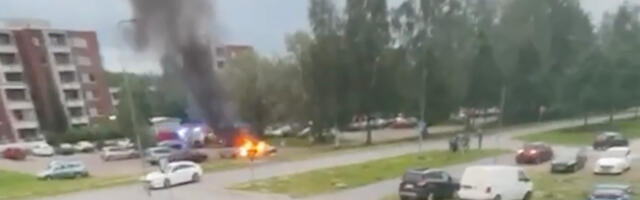 Soomes põles auto, mööduja päästis juhi elu