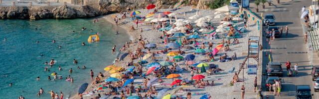 Pogledajte paprene cene u Crnoj Gori: Ležaljke 12 evra dnevno, a za jedan obrok vam treba i preko 20!