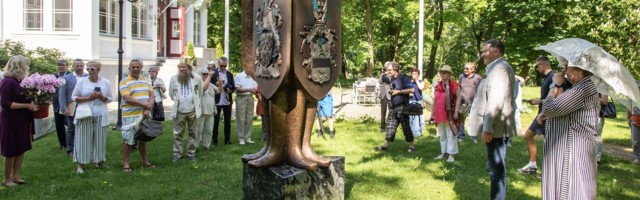 Omanikud kinkisid Saka mõisale 400. sünnipäevaks skulptuuri