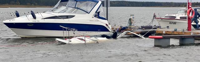 Uppunud kaater reostas Narva jõge