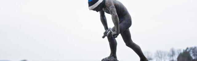 FOTOD | Haapsalu kuulsad skulptuurid kannavad sinimustvalgeid mütse