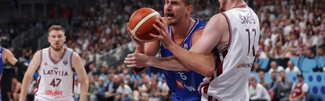 Ovo niste videli u prenosu: Jokića biju i rukama i nogama, ne biraju sredstva (FOTO)