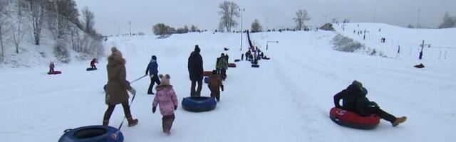 Talvine ilm meelitas inimesed Tartu Lumeparki