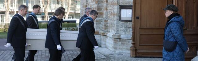 FOTOD | Poliitik Vootele Hansen saadetakse viimsele teekonnale