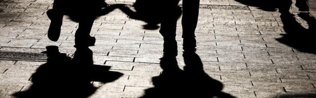 Peetri elanikud on hädas Torusiili-pomme loopivate noortega. „Pomm visati mu laste lähedale. Nad ei julge enam mänguväljakule minna“